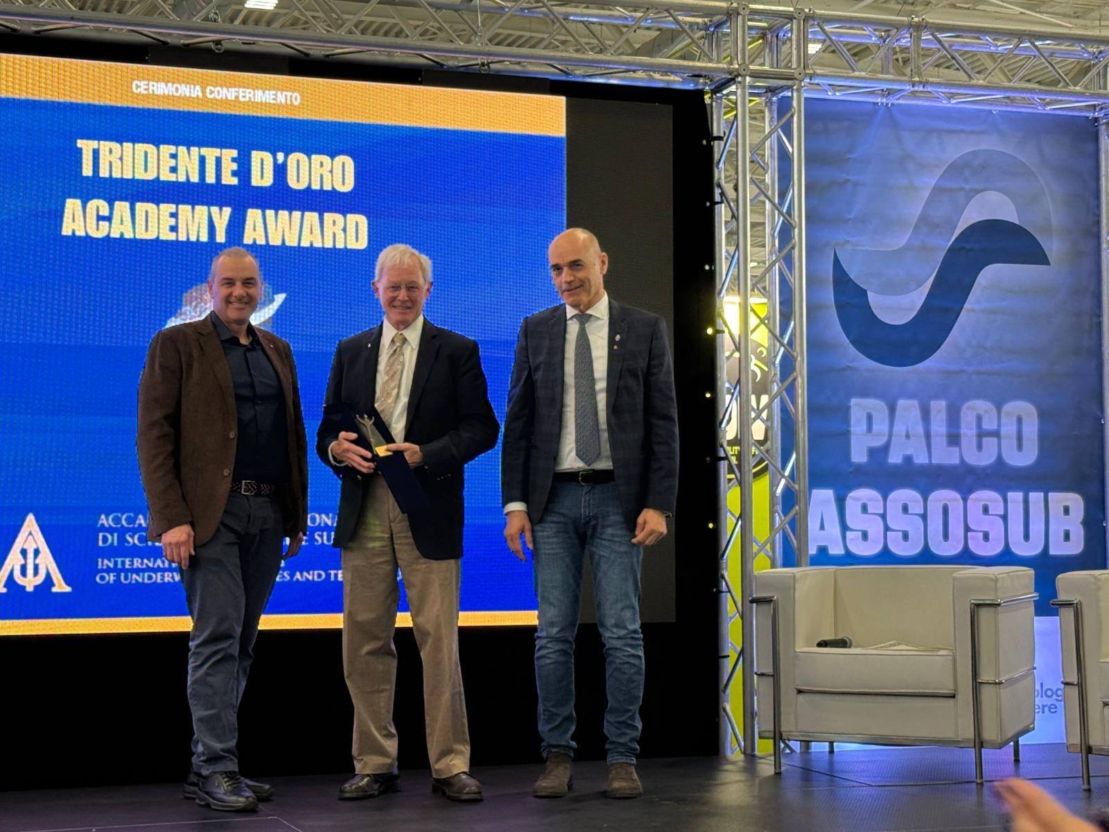 May be an image of ?text that says '?CERIMONIA CONFERIMENTO TRIDENTE D'ORO ACADEMY AWARD DN/ A ACCA DISC DISC.. PyTepaH INTERNAI- OF OFUNDERV SANDTE AND ? PALCO ASSOSUB log ere?'?